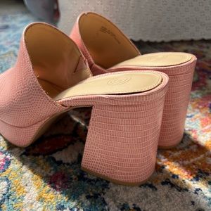 urban outfitters light pink platform heels